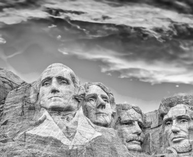 Amerika Birleşik Devletleri 'ndeki Rushmore Dağı Ulusal Anıtı. Yaz mevsimi renkleri.