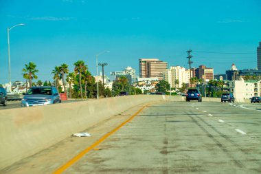 Los Angeles - 31 Temmuz 2017: Güneşli bir günde Los Angeles yolu.