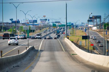 San Antonio, TX - 16 Mart 2008: Teksas eyaletleri arası San Antonio trafiği.