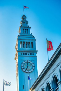 San Francisco, CA - 6 Ağustos 2017: Embarcadero 'da güneşli bir günde şehir sokakları ve binalar.