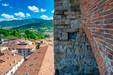 Bergamo, İtalya - 16 Temmuz 2017: Bergamo Alta 'nın ortaçağ caddeleri ve binaları güneşli bir yaz gününde.