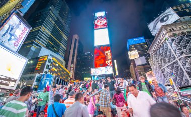 New York Şehri - Haziran 2013: Geceleri şehir sokakları ve binalar.