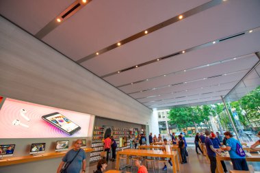 Portland, Oregon - 18 Ağustos 2017: Güneşli bir yaz gününde Apple Store binası.