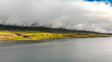 Seydisfjordur 'un havadan görünüşü, İzlanda' nın kuzeydoğusundaki fiyortların yanında küçük bir kasaba..