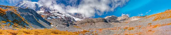 Mount Rainier Pieniä Pilviä Kesäpäivänä Panoraamanäköala tekijänoikeusvapaita valokuvia kuvapankista