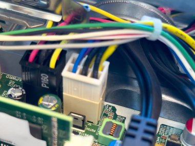 Devre kartını mikroçipler ve diğer bilgisayar parçalarıyla kapat. Güç kabloları.