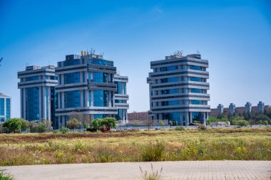 Sevilla, İspanya - 10 Nisan 2023: Şehrin dış mahallelerindeki modern binalar.