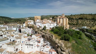 Setenil de las Bodegas, Endülüs 'ün hava manzarası. Güney İspanya.