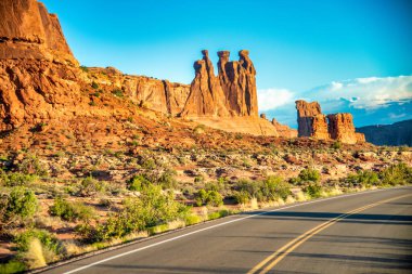 Utah, Arches Ulusal Parkı 'nın yaz sezonundaki muhteşem manzarası..