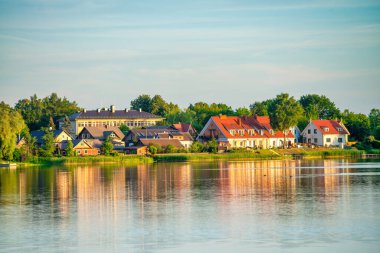 Trakai, Litvanya - 10 Temmuz 2017: Galve Gölü yakınlarındaki Trakai adası şatosu.