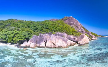 Seyşeller 'deki La Digue Adası. Hava manzarası, güneşli bir günde panorama modu.