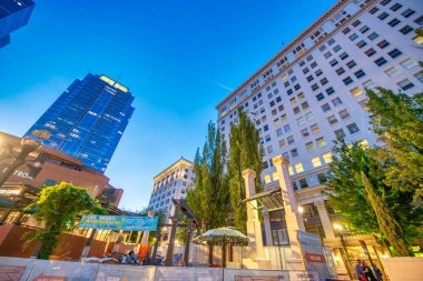 Portland, Oregon - 19 Ağustos 2017: Şehir caddelerinin ve binaların gece manzarası.