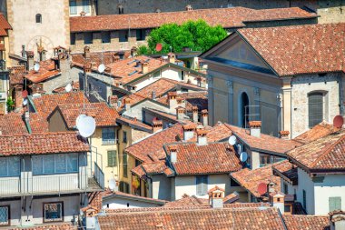 Bergamo Alta 'nın ortaçağ sokakları ve binaları güneşli bir yaz gününde, İtalya.