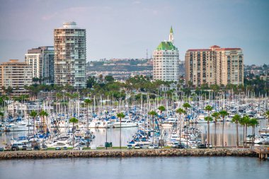 Los Angeles, CA - 31 Temmuz 2017: Yaz mevsiminde Long Beach kıyı şeridi, hava manzarası.