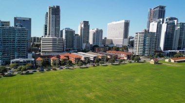 Perth Skyline, Batı Avustralya. Şehrin güzel hava manzarası nehir boyunca yükseliyor..
