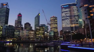 Perth, Avustralya. Gece Elizabeth Quay 'den Perth şehir merkezindeki gökdelenler.