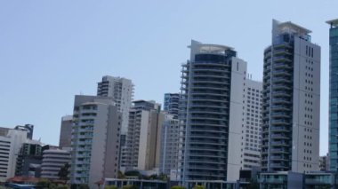 Perth, Avustralya. Gece Elizabeth Quay 'den Perth şehir merkezindeki gökdelenler.