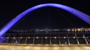 Perth, Avustralya. Geceleri Elizabeth Quay Köprüsü 'nden Perth şehir merkezindeki gökdelenler..