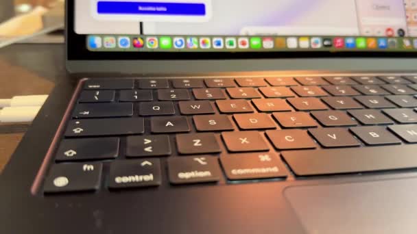 Tastatură Modernă Pentru Laptopuri — Videoclip de stoc