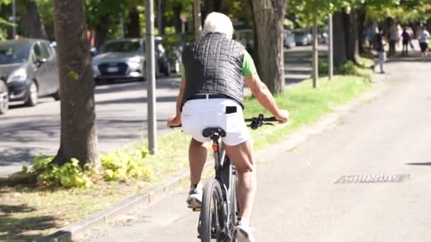 Back View Biker City Cycle Path — Stock Video