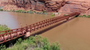 Colorado Nehri 'nin ve Utah' ın etrafındaki dağların inanılmaz hava manzarası..