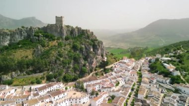 Zahara de la Sierra, Endülüs 'ün hava manzarası. Güney İspanya.