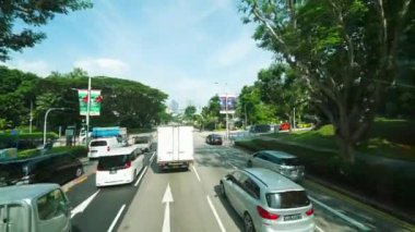 Singapur - 14 Eylül 2023: Güneşli bir sabahta büyük şehir yolu boyunca trafik.