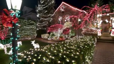 Brooklyn, New York - Aralık 2018: Dyker Heights ev dekorasyonunun gece ışıkları.