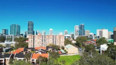 İnsansız hava aracının bakış açısından Perth 'in silüeti. Güzel bir günde şehir merkezi manzarası.
