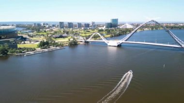 Perth, Avustralya 'daki Matagarup Köprüsü ve Kuğu Nehri' nin havadan görünüşü