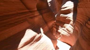 Amerika 'nın güneybatısında güneşli bir günde ünlü Antilop Kanyonu' ndaki inanılmaz kumtaşı oluşumlarının geniş açılı güzel manzarası..