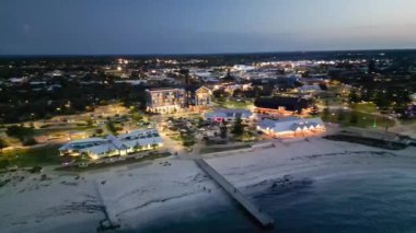 Günbatımında Busselton Jetty 'nin hava manzarası, Batı Avustralya.