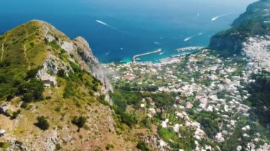 Capri, İtalya 'daki ünlü Faraglioni' nin hava manzarası.