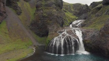 Yağmurlu bir günde güzel Stjornarfoss şelalesinin havadan görünüşü.