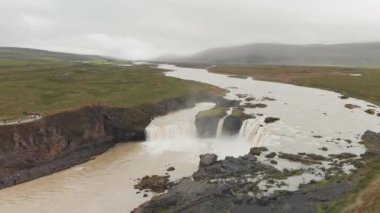 İzlanda 'daki ünlü Godafoss şelalesinin hava manzarası. Godafoss şelalesinin nefes kesici manzarası.