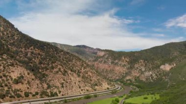Utah Moab bölgesindeki dağların inanılmaz hava manzarası..