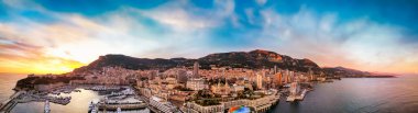 Montecarlo 'da. Gün batımında Monako 'nun gökyüzü manzarası.