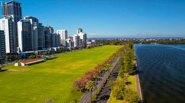 Perth Skyline, Batı Avustralya. Şehrin güzel hava manzarası nehir boyunca yükseliyor..