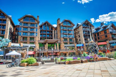 Vail, CO - 3 Temmuz 2019: Güneşli bir yaz gününde güzel şehir sokakları ve binalar.