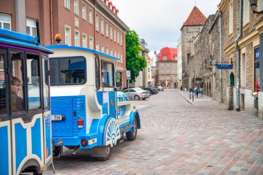 Tallinn, Estonya - 2 Temmuz 2017: Bulutlu bir yaz gününde Tallinn sokakları ve binaları.