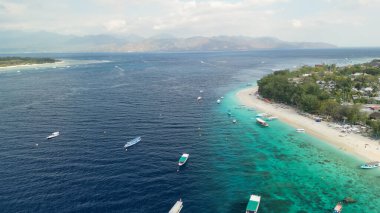 Güneşli bir günde, Endonezya 'nın Gili Trawangan kıyı şeridinin inanılmaz hava manzarası.