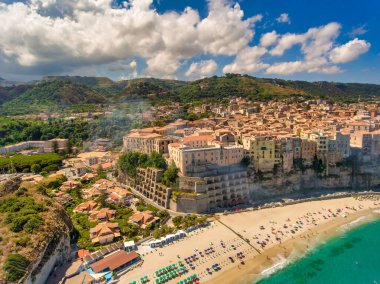 Yaz mevsiminde Tropea 'nın panoramik hava manzarası, Calabria - İtalya.