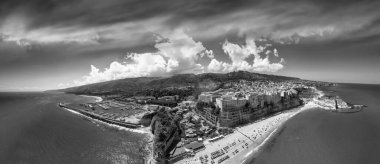 Yaz mevsiminde Tropea 'nın panoramik hava manzarası, Calabria - İtalya.