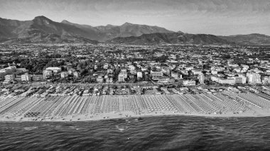Yaz mevsiminde Lido di Camaiore ve Viareggio kıyılarının panoramik hava manzarası - Toskana, İtalya