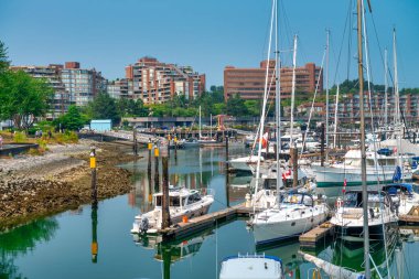 Vancouver, Kanada - 10 Ağustos 2017: Güneşli bir yaz gününde Granville Adası manzarası