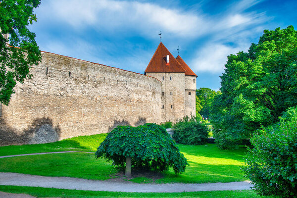 Таллиннские улицы и здания в солнечный летний день, Эстония.