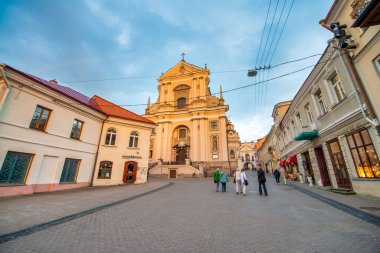 Vilnius, Litvanya - 9 Temmuz 2017: Vilnius şehir merkezindeki eski binalar yaz günbatımında.