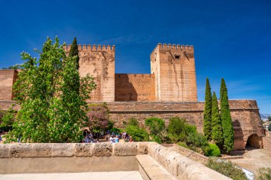Granada, İspanya - 13 Nisan 2023: Turistler ünlü Alcazaba beldesini ziyaret ettiler.
