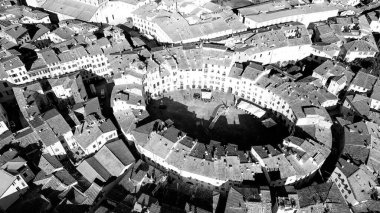 Lucca, Toskana 'daki Anfiteatro Meydanı' nın havadan görünüşü - İtalya.