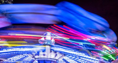 Dönen tekerlek oyunu lunaparktaki hareketliliği bulanıklaştırdı.